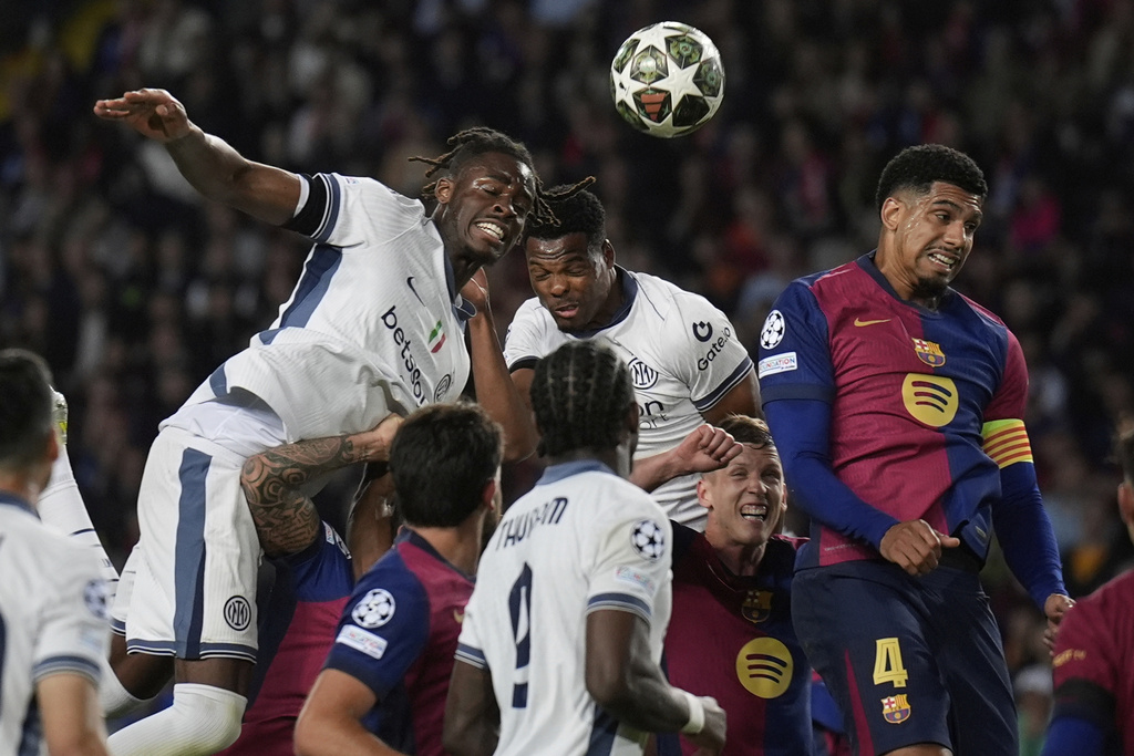 Inter vượt trội Barca ở trên không