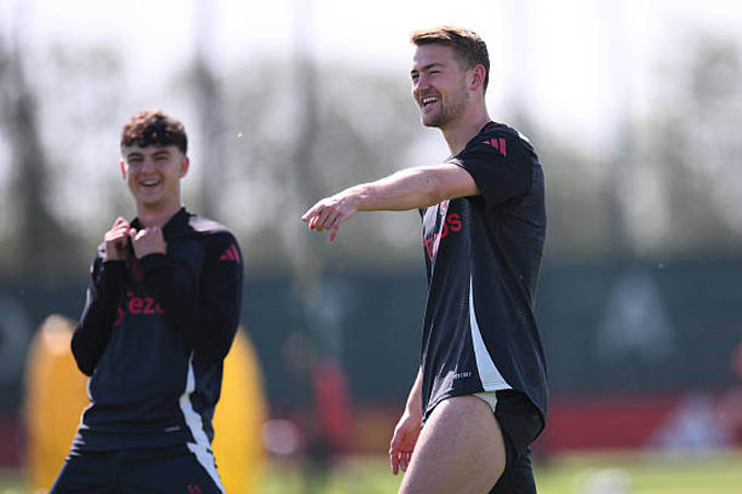 De Ligt tươi rói tập luyện trước trận