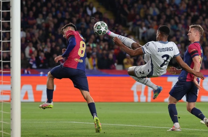 Denzel Dumfries với cú ngả người móc bóng nâng tỉ số lên 2-0 cho Inter