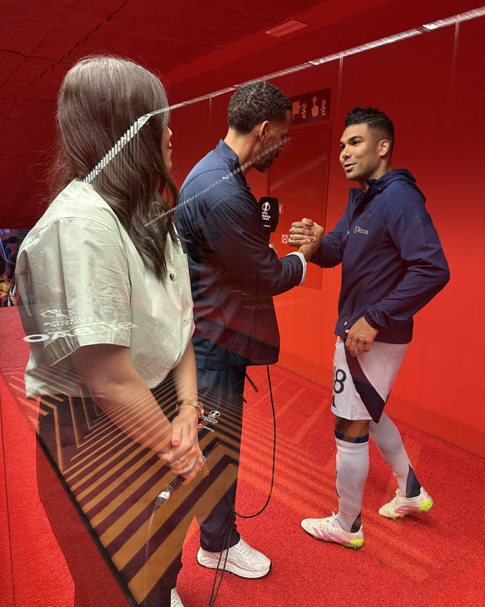 Ferdinand bắt tay Casemiro sau trận