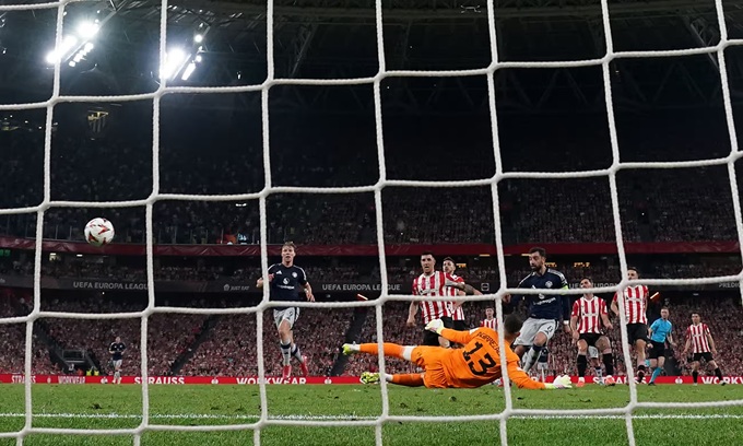 Bruno Fernandes ghi bàn ấn định tỷ số 3-0 cho MU