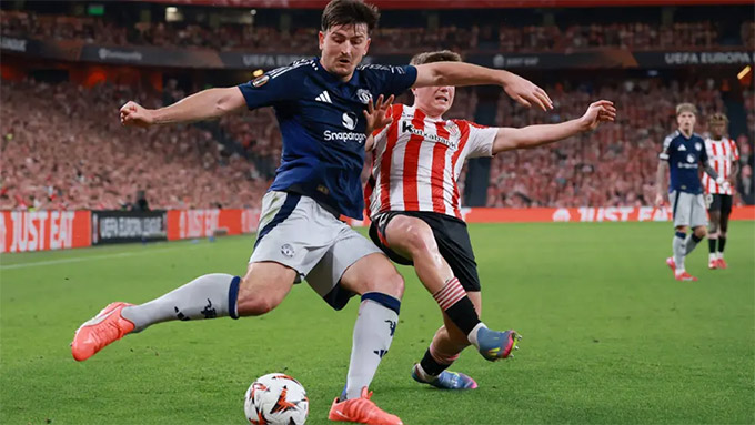  Harry Maguire tạt bóng