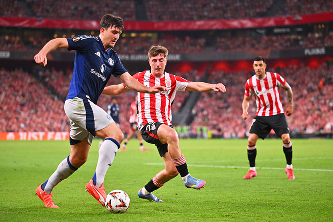  Harry Maguire rê bóng