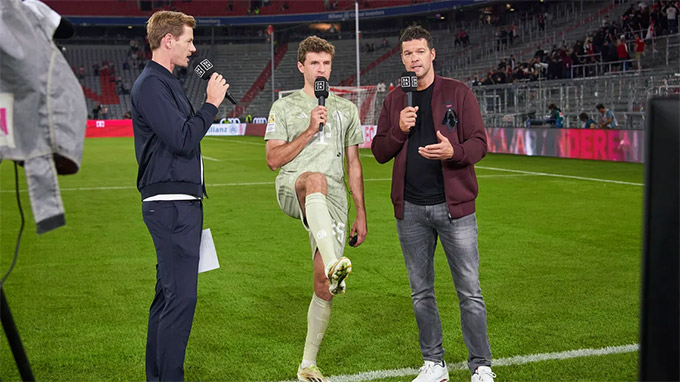 Muller trong một buổi binh luận cùng Ballack