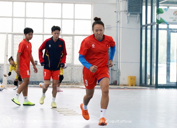 ĐT futsal nữ Việt Nam tập luyện tại Trung Quốc vào chiều 2/5