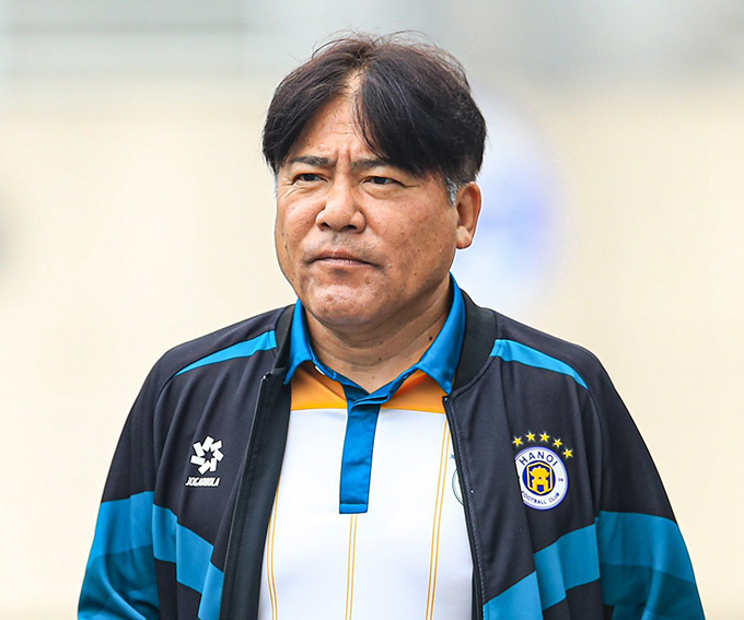 HLV Makoto Teguramori đang cùng Hà Nội FC đua vô địch
