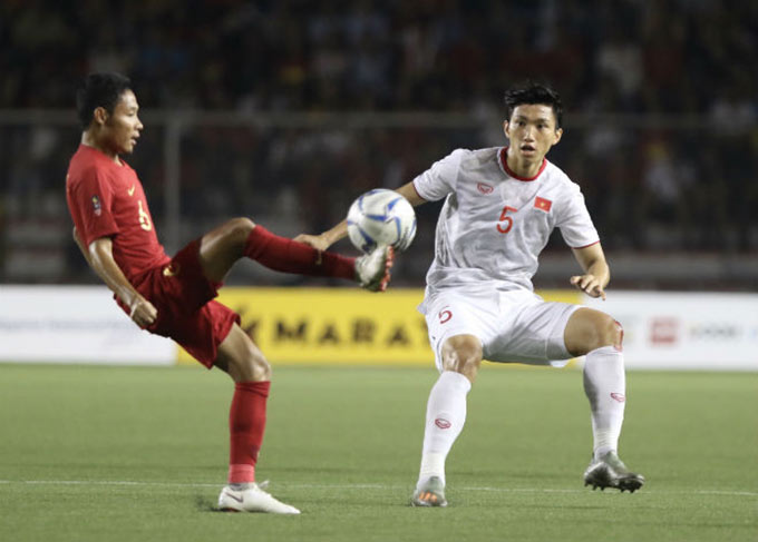 Đoàn Văn Hậu (phải) để lại những ký ức khó phai với các CĐV Indonesia - Ảnh: Đức Cường