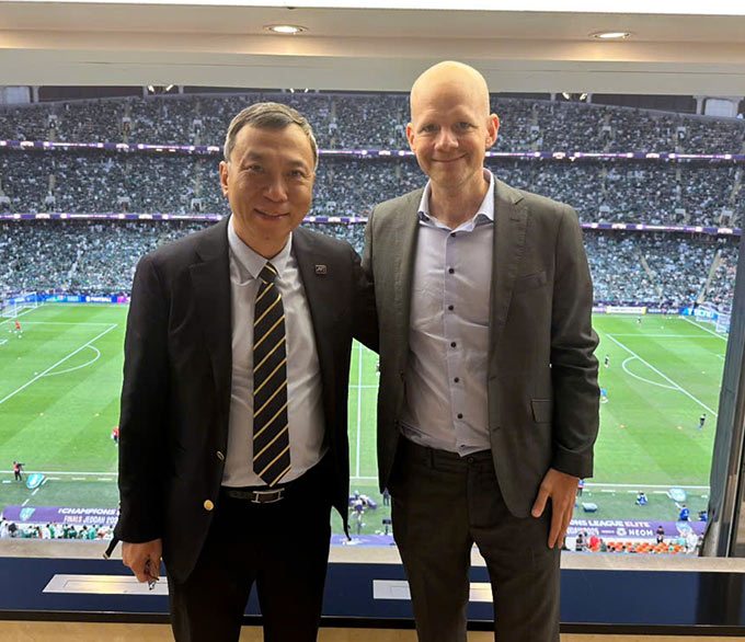 Ông Trần Quốc Tuấn và Tổng thư ký FIFA - Mattias Grafström