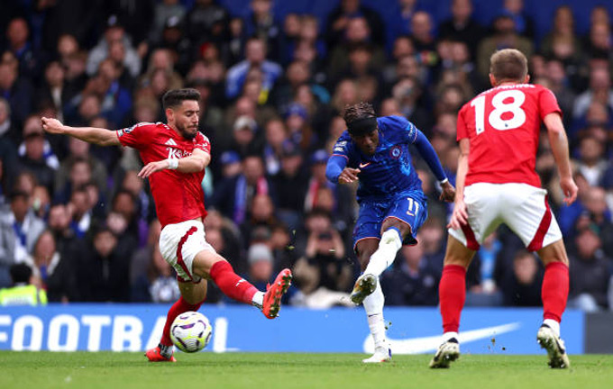 Chelsea và Forest đang yếu thế trong cuộc đua Top 5