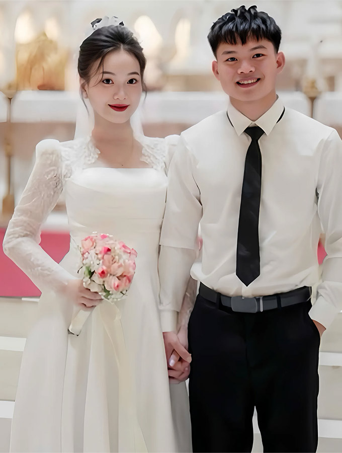 Hồ Văn Cường tổ chức lễ thành hôn với bà xã Nguyễn Linh tại nhà thờ hôm 2/5 