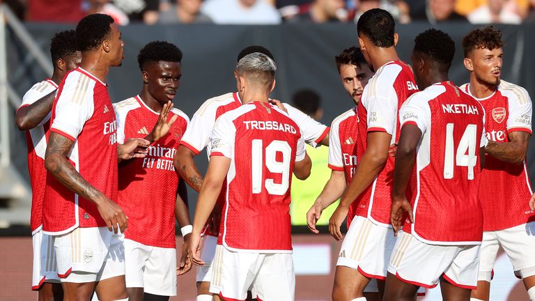 Arsenal của năm kia sắp vô địch, Arsenal của năm ngoái suýt vô địch, Arsenal của năm đầu hàng sớm nhưng hứa hẹn nhiều triển vọng.