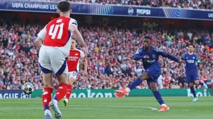 Dembele (áo xanh) tung hoành trước chủ nhà Arsenal ở bán kết lượt đi Champions League