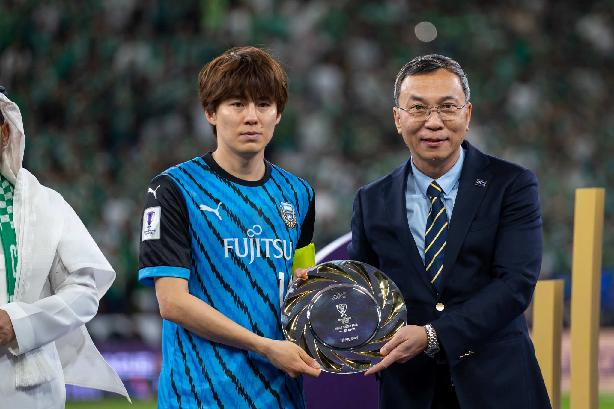 Ông Trần Quốc Tuấn – Uỷ viên Ban Thường vụ, Trưởng Ban thi đấu AFC trai giải Fairplay cho đại diện CLB Kawasaki Frontale