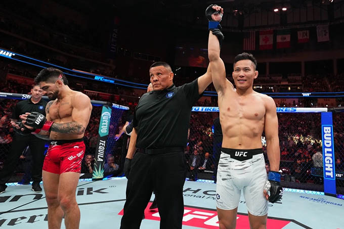 Võ sĩ Quang Lê (bên phải) gây tiếng vang ở UFC Fight Night