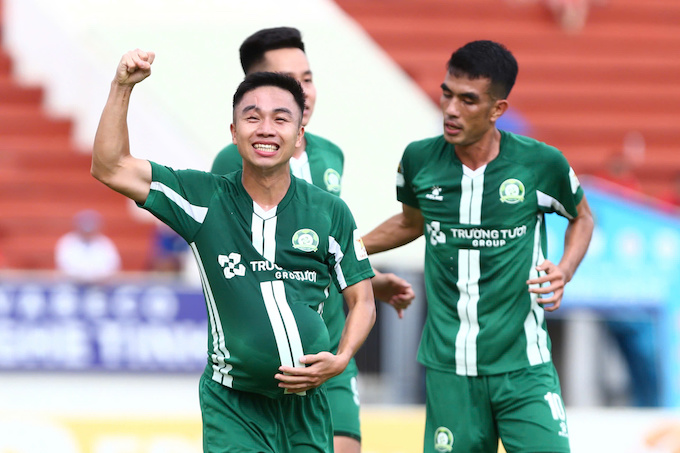 Niềm vui của Mạnh Hùng khi có bàn thắng mở tỷ số cho Bình Phước. Ảnh: Thanh Vũ