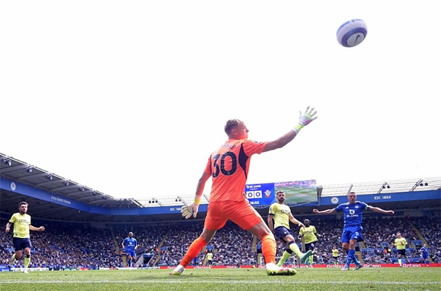 Vardy vừa giúp Leicester giải cơn khát bàn thắng trên sân nhà