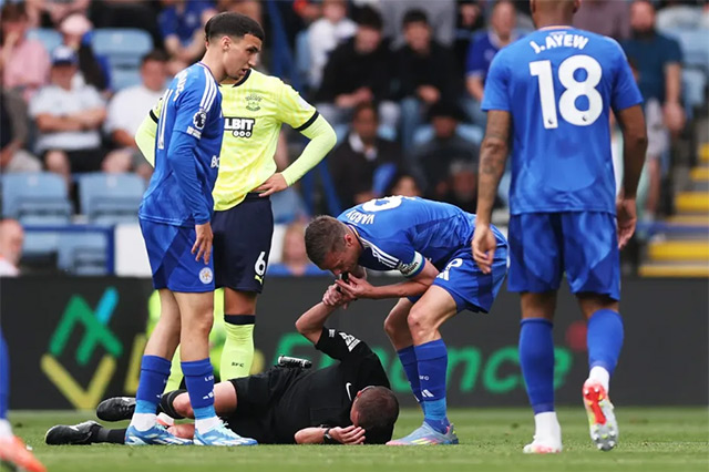 Tiền đạo Vardy thổi còi cho dừng trận đấu