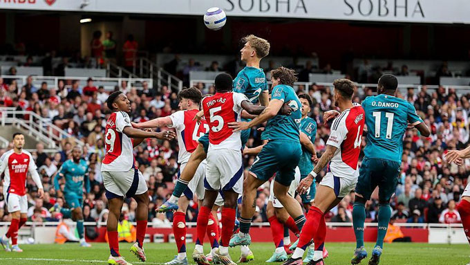 Arsenal để thua 2 bàn từ các tình huống cố định
