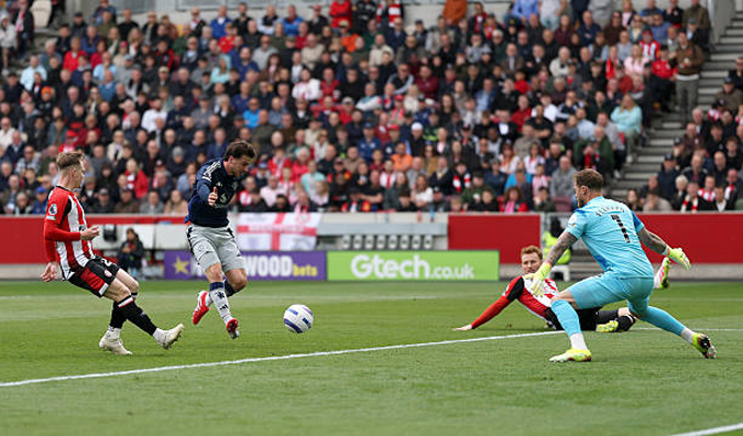 Mount mở tỷ số trận Brentford vs MU ở phút 14