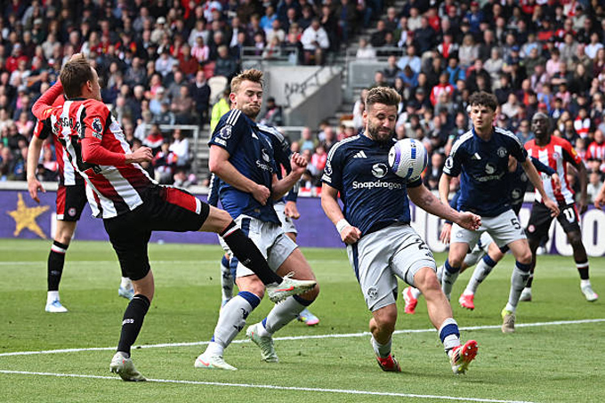 Shaw phản lưới giúp Brentford gỡ hòa