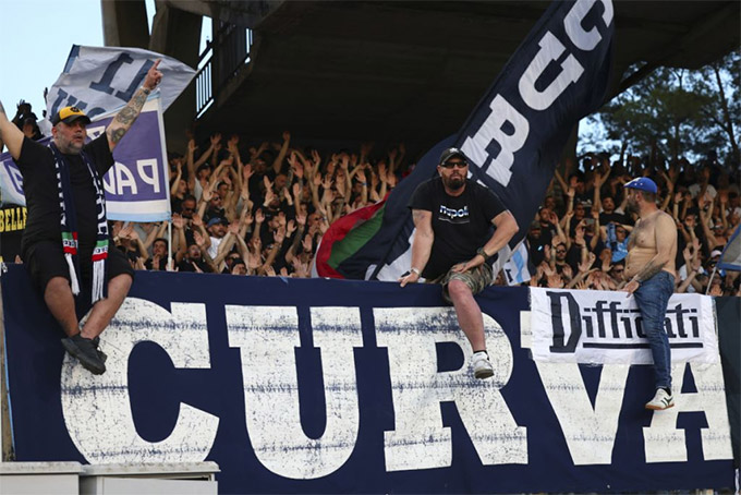 CĐV Napoli ăn mừng cuồng nhiệt tại sân của Lecce ở vòng 35