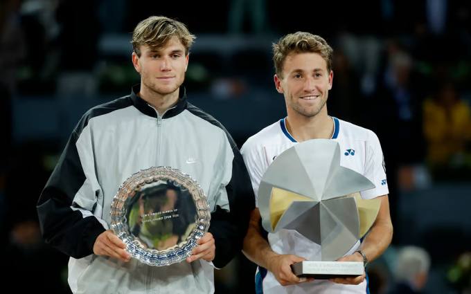 Casper Ruud (bên phải) xuất sắc hạ Draper, qua đó đăng quang Madrid Open 2025
