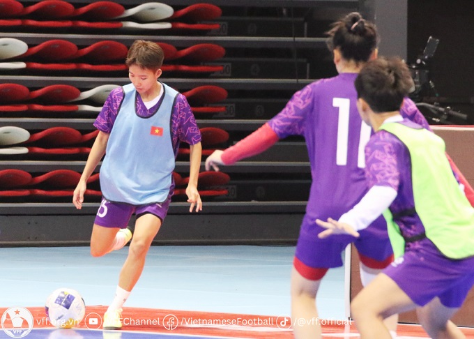 ĐT futsal nữ Việt Nam tập làm quen nhà thi đấu 