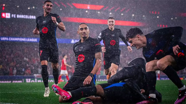 Các cầu thủ Barca ăn mừng chiến thắng nghẹt thở 5-4 trên sân của Benfica