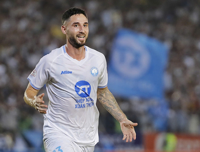 Kevin Phạm Ba ghi bàn đầu tiên tại V.League - Ảnh: Minh Tuấn 