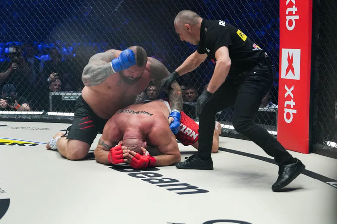 Hall nhiều lần đấm vào sau đầu của Pudzianowski và đã lên tiếng xin lỗi sau trận