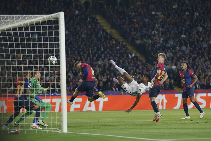 Denzel Dumfries là nỗi ám ảnh của Barca ở lượt đi.