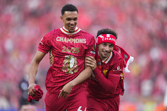 Anh vừa giành được danh hiệu cuối cùng với Liverpool - vô địch Ngoại hạng Anh
