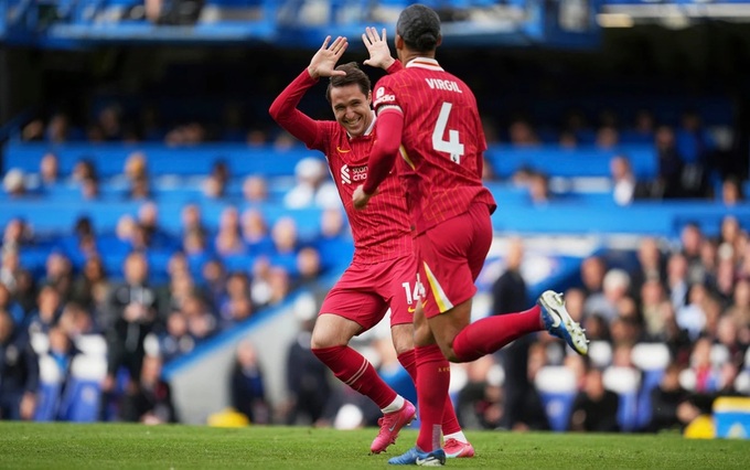 Federico Chiesa (trái) vào sân từ băng ghế dự bị của Liverpool, nhưng chỉ có 3 cú chạm bóng