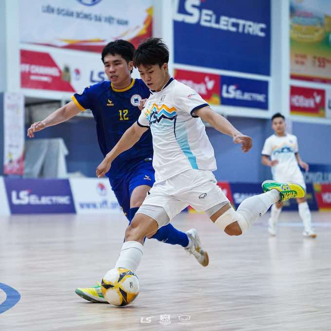 Pha tranh bóng quyết liệt của cầu thủ Thái Sơn Nam (áo trắng) và Tân Hiệp Hưng. Ảnh: CTV