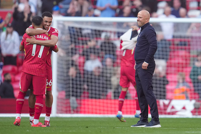 Salah và Alexander-Arnold trong ngày Liverpool lên ngôi vô địch Ngoại hạng Anh