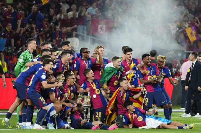 Các cầu thủ Barca ăn mừng sau khi giành Cúp Nhà vua