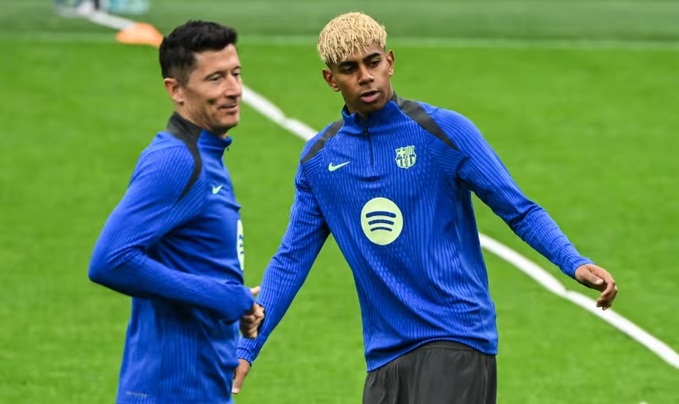 Robert Lewandowski (trái) của Barca đã trở lại tập luyện, sẵn sàng đối đầu Inter