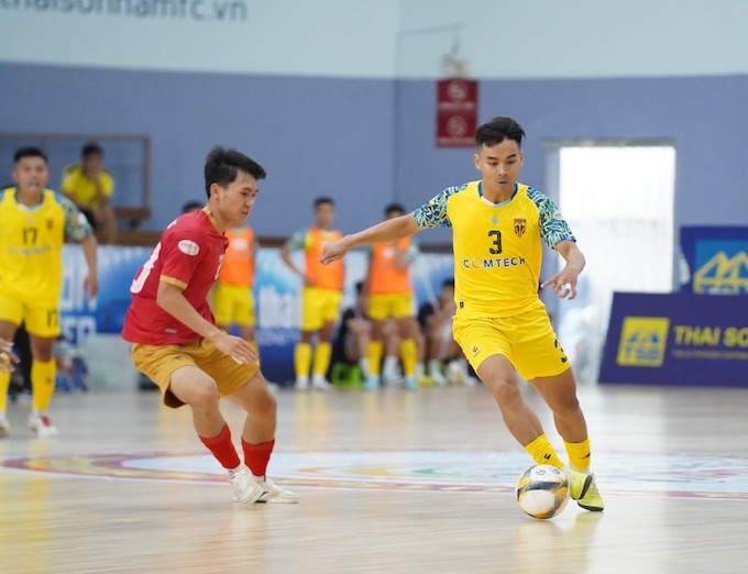 Các cầu thủ Trẻ TP.HCM (áo vàng) đã bất ngờ có chiến thắng 4-2 trước Sài Gòn Titans. Ảnh: CTV