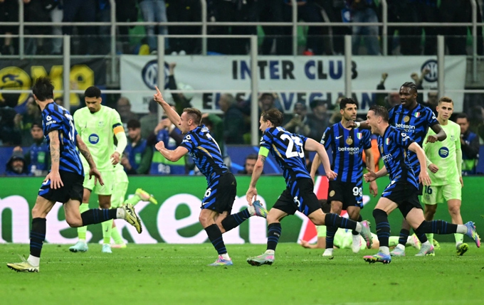 Inter có chiến thắng nghẹt thở trên sân nhà trước Barca
