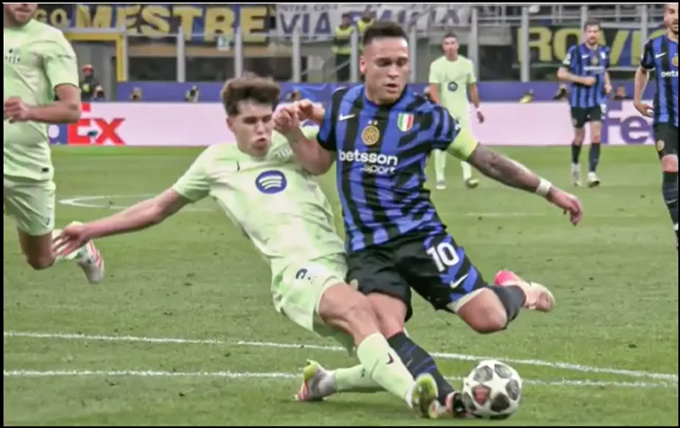 Cubarsi truy cản Lautaro và Barca bị thổi phạt đền