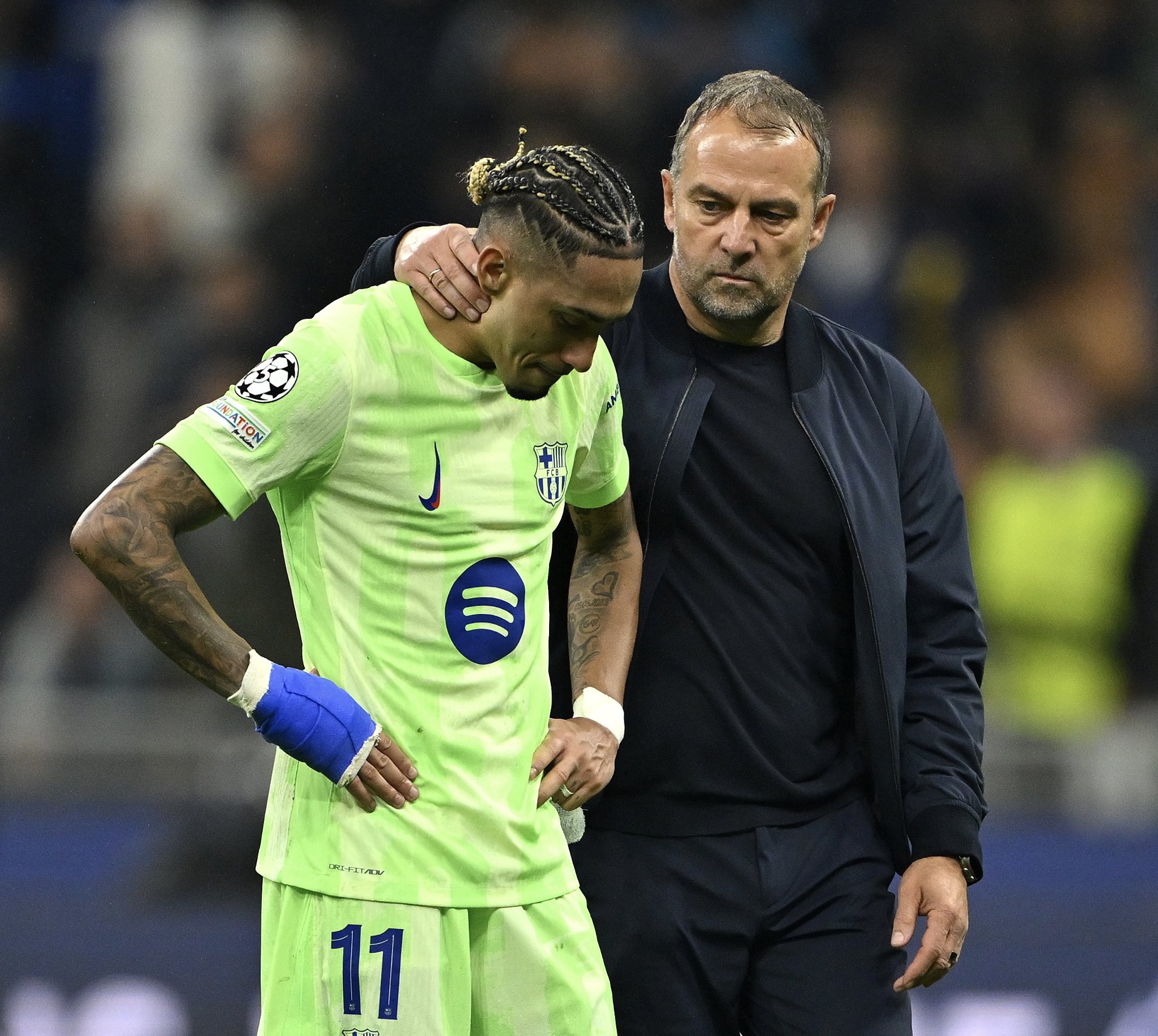 Flick và Raphinha không thể đưa Barca vào chung kết Champions League 2024/25