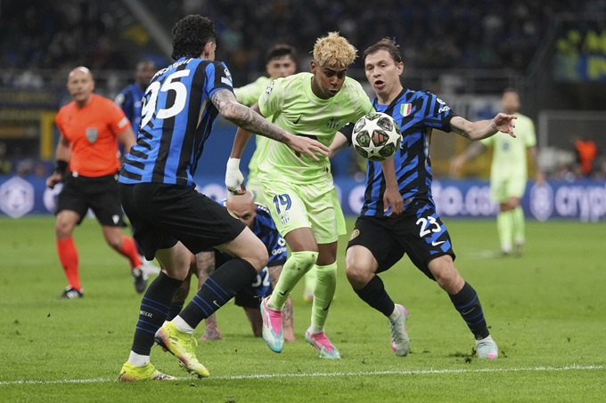 Yamal nhảy múa trước hàng phòng ngự Inter