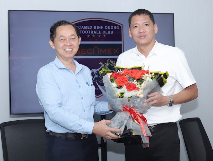 Bình Dương vừa ký hợp đồng với HLV Anh Đức vào trưa 7/5. Ảnh: T.H