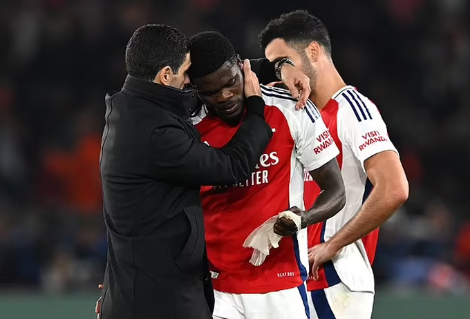 Arteta động viên học trò sau trận thua PSG