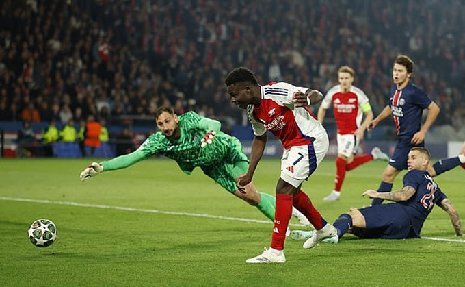 Saka ghi bàn danh dự cho Arsenal