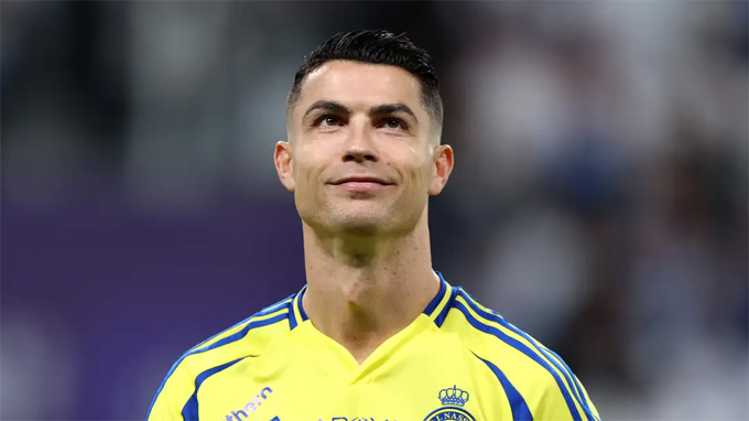 Ronaldo cười gượng sau cú dứt điểm rất thiếu chính xác ở trận thua Al-Ittihad