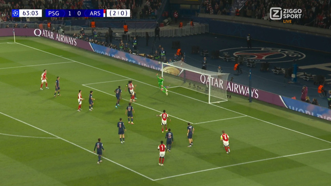 Donnarumma từ chối cú dứt điểm cực khó của Saka ở trận lượt về bán kết Champions League giữa PSG và Arsenal