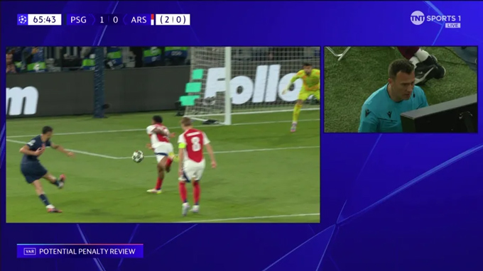 Trongk tài check var và thổi penalty cho PSG