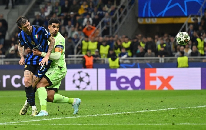 Araujo bị "ông lão" Acerbi đè nghiến trước khi đệm bóng gỡ hòa 3-3 cho Inter.