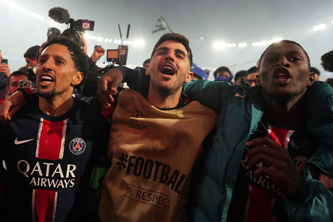 Các cầu thủ PSG ăn mừng sau khi loại Arsenal với tồng tỷ số 3-1 sau hai lượt trận